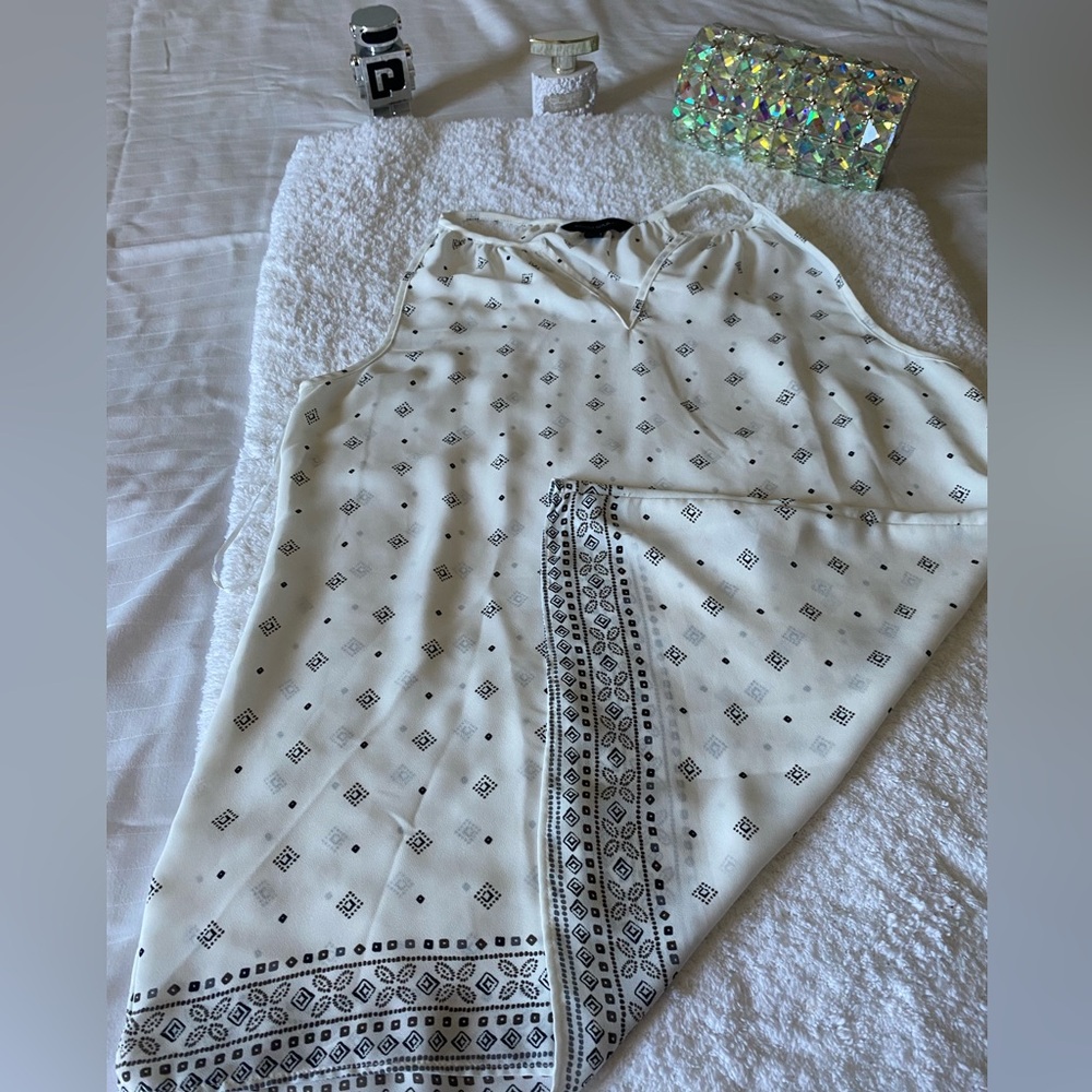 “Banana Republic brand blouse, US size M.
Gently used, like new. Sleeveless